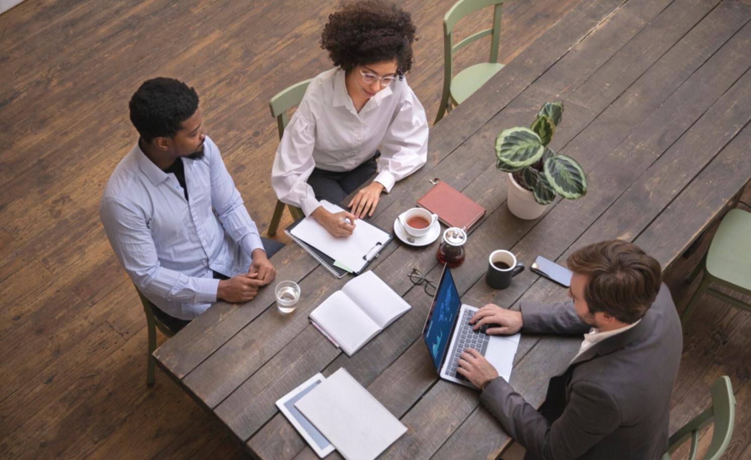 Студентка за роботою з камерою на вулицях міста